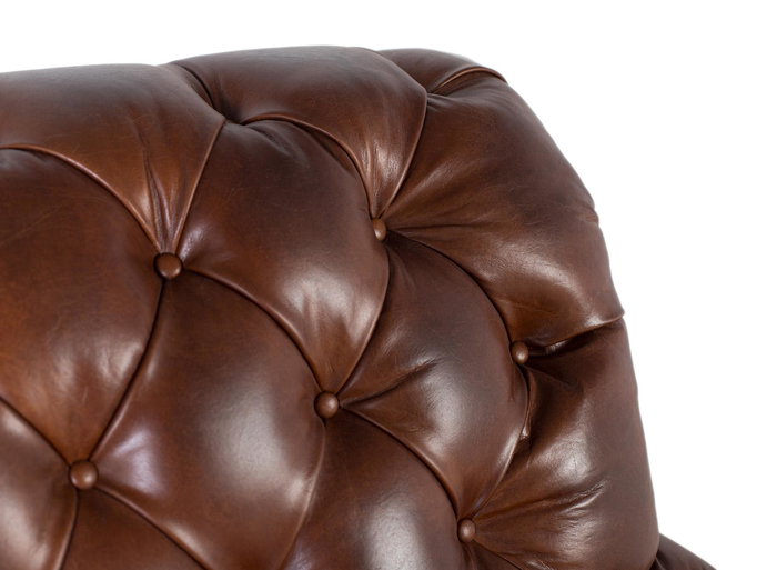 GINER Y COLOMER - Fauteuil en cuir véritable marron avec capitonnage, dossier haut et accoudoirs, pattes en bois et roulettes - 99x92x94 cm