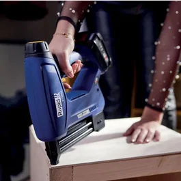 Rapid 40303095 - Agrafes étroites n°606, 25 mm en acier galvanisé avec revêtement résine - Boîte de 3600 pièces pour fixation manuelle sur bois