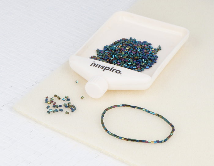 Innspiro Mini Rocaille de Verre Cylindrique Bleu Métallique Irisé 2x2mm 100g