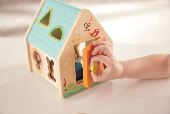 Hape Classificateur de Formes Maison des Créatures - Jouet d'Éveil avec 5 Pièces en Bois, Dimensions 18x16.5x14 cm, Recommandé à partir de 2 Ans
