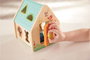 Hape Classificateur de Formes Maison des Créatures - Jouet d'Éveil avec 5 Pièces en Bois, Dimensions 18x16.5x14 cm, Recommandé à partir de 2 Ans