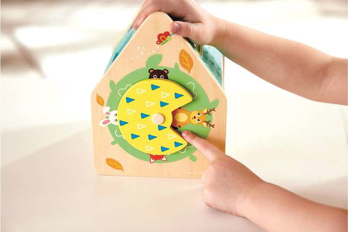 Hape Classificateur de Formes Maison des Créatures - Jouet d'Éveil avec 5 Pièces en Bois, Dimensions 18x16.5x14 cm, Recommandé à partir de 2 Ans