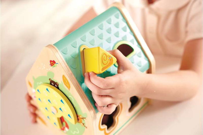 Hape Classificateur de Formes Maison des Créatures - Jouet d'Éveil avec 5 Pièces en Bois, Dimensions 18x16.5x14 cm, Recommandé à partir de 2 Ans