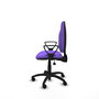 Chaise de bureau Algarra avec mécanisme asynchrone, revêtue de tissu couleur lilas. Équipée d'une base en polyamide noir, d'accoudoirs fixes et de roulettes en nylon de 50 mm.