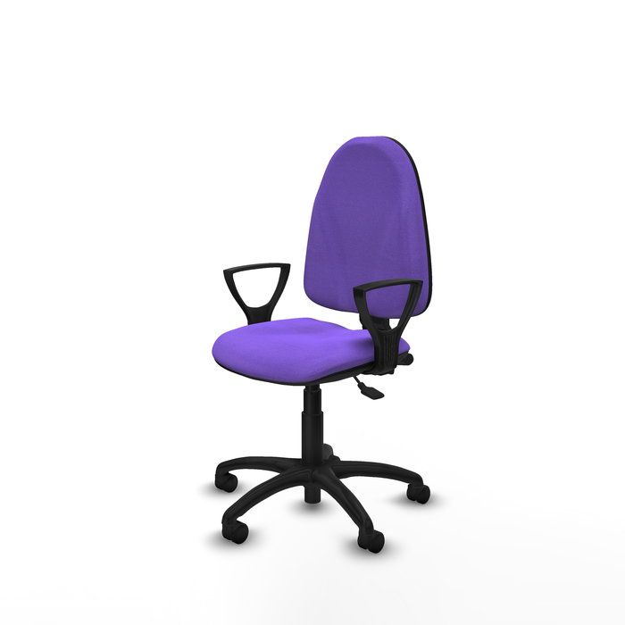 Chaise de bureau Algarra avec mécanisme asynchrone, revêtue de tissu couleur lilas. Équipée d'une base en polyamide noir, d'accoudoirs fixes et de roulettes en nylon de 50 mm.