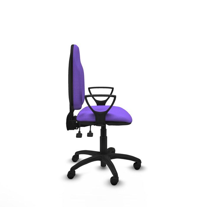 Chaise de bureau Algarra avec mécanisme asynchrone, revêtue de tissu couleur lilas. Équipée d'une base en polyamide noir, d'accoudoirs fixes et de roulettes en nylon de 50 mm.