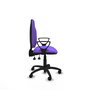Chaise de bureau Algarra avec mécanisme asynchrone, revêtue de tissu couleur lilas. Équipée d'une base en polyamide noir, d'accoudoirs fixes et de roulettes en nylon de 50 mm.