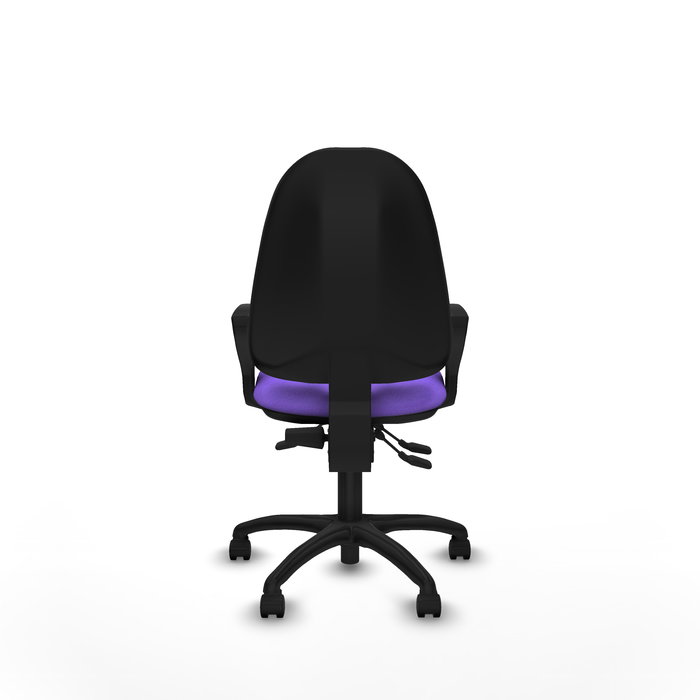 Chaise de bureau Algarra avec mécanisme asynchrone, revêtue de tissu couleur lilas. Équipée d'une base en polyamide noir, d'accoudoirs fixes et de roulettes en nylon de 50 mm.