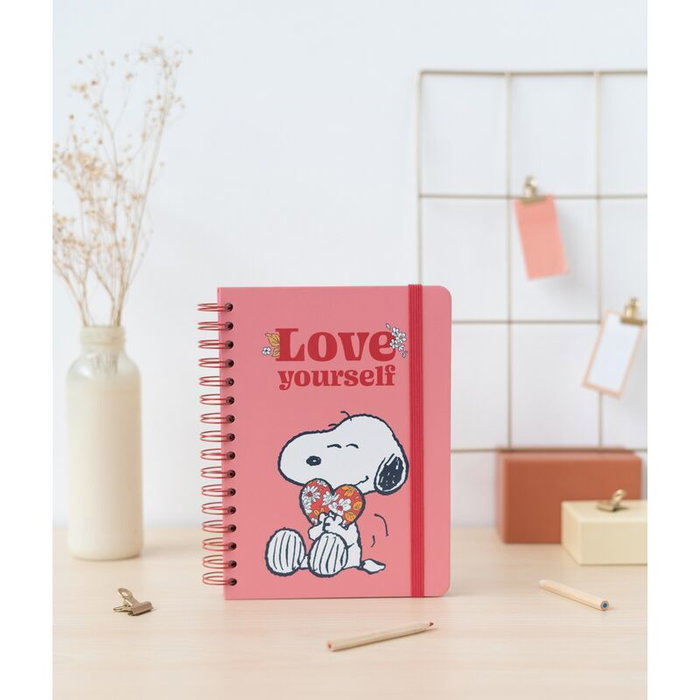 ERIK - Carnet A5 Love Yourself Snoopy - 90 pages - Couverture rigide avec reliure Wire-O, élastique de fermeture et pochette intérieure ERIK - Carnet A5 Love Yourself Snoopy - 90 pages - Couverture rigide avec reliure Wire-O, élastique de fermeture et pochette intérieure