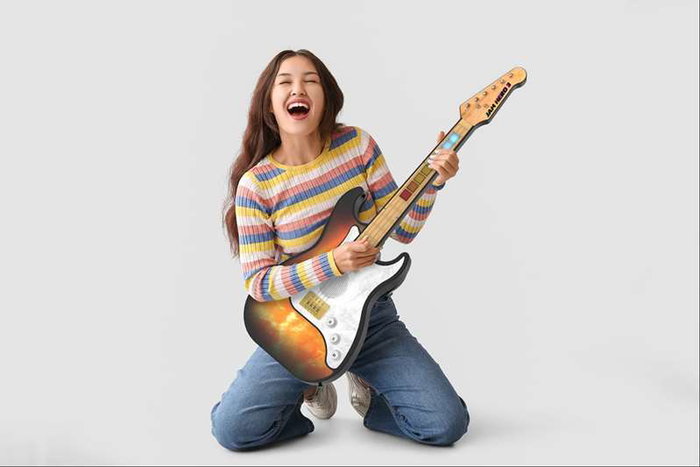 iDance - Guitare électrique jouet pour enfants à partir de 8 ans avec batterie incluse, câble de charge USB, sangle et instructions multilingues - Noir