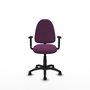 Chaise de bureau Aýna avec mécanisme Contact permanent de base, revêtue de simili cuir violet. Équipée d'une base en polyamide noir, d'accoudoirs 1D et de roulettes pour parquet