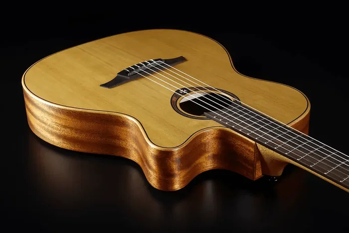 LAG Guitare Acoustique Nylon Auditorium Slim Cutaway Red Cedar - Khaya, Table Cèdre Massif, Électronique Fishman LAG Guitare Acoustique Nylon Auditorium Slim Cutaway Red Cedar - Khaya, Table Cèdre Massif, Électronique Fishman