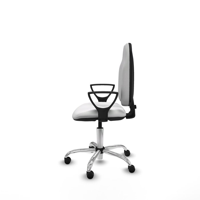 Chaise de bureau Algarra avec mécanisme Contact permanent de base, rembourrée de tissu blanc. Équipée d'une base chromée, d'accoudoirs fixes et de roulettes autobloquantes