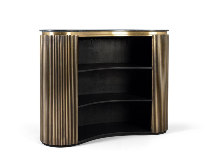 GINER Y COLOMER Buffet bar avec frontal courbé doré et étagères intérieures, marbre noir, design contemporain art déco en bois de manguier et cuivre