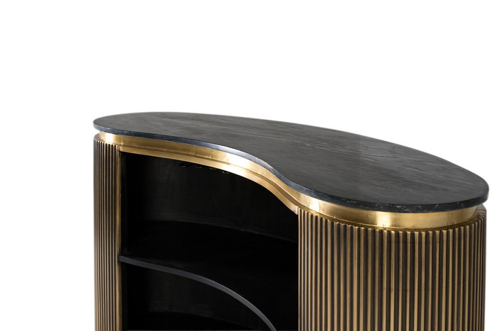 GINER Y COLOMER Buffet bar avec frontal courbé doré et étagères intérieures, marbre noir, design contemporain art déco en bois de manguier et cuivre