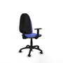 Chaise de bureau Algarra avec mécanisme de contact permanent de base, rembourrée de tissu bleu clair. Équipée d'une base en polyamide noir, d'accoudoirs 1D et de roulettes pour parquet.