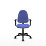 Chaise de bureau Algarra avec mécanisme de contact permanent de base, rembourrée de tissu bleu clair. Équipée d'une base en polyamide noir, d'accoudoirs 1D et de roulettes pour parquet.