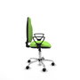 Chaise de bureau Algarra avec mécanisme de contact permanent de base, rembourrée de tissu couleur pistache. Équipée d'une base chromée, d'accoudoirs fixes et de roulettes en nylon de 50 mm