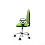 Chaise de bureau Algarra avec mécanisme de contact permanent de base, rembourrée de tissu couleur pistache. Équipée d'une base chromée, d'accoudoirs fixes et de roulettes en nylon de 50 mm