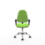 Chaise de bureau Algarra avec mécanisme de contact permanent de base, rembourrée de tissu couleur pistache. Équipée d'une base chromée, d'accoudoirs fixes et de roulettes en nylon de 50 mm