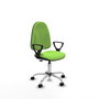 Chaise de bureau Algarra avec mécanisme de contact permanent de base, rembourrée de tissu couleur pistache. Équipée d'une base chromée, d'accoudoirs fixes et de roulettes en nylon de 50 mm
