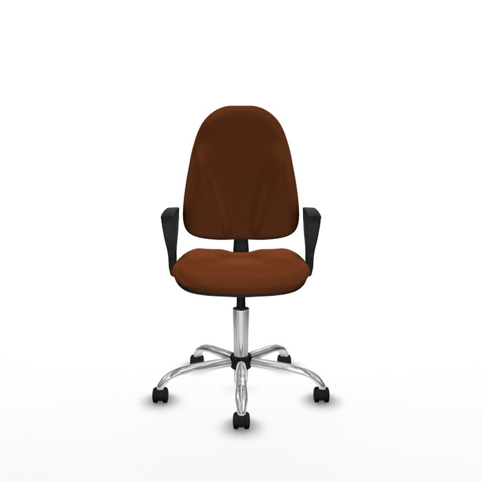 Chaise de bureau Algarra avec mécanisme Contact permanent de base, revêtue de similicuir marron. Équipée d'un piètement chromé, d'accoudoirs fixes et de roulettes en nylon de 50 mm