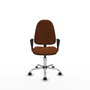 Chaise de bureau Algarra avec mécanisme Contact permanent de base, revêtue de similicuir marron. Équipée d'un piètement chromé, d'accoudoirs fixes et de roulettes en nylon de 50 mm