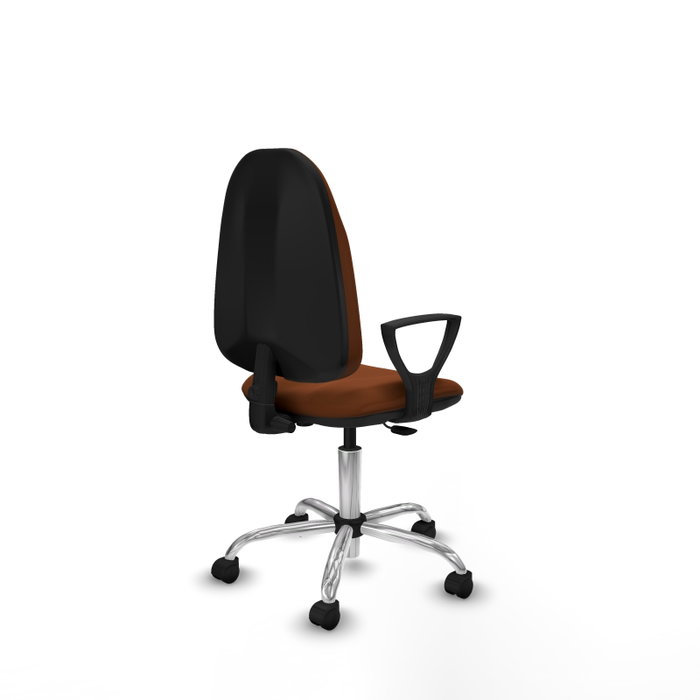 Chaise de bureau Algarra avec mécanisme Contact permanent de base, revêtue de similicuir marron. Équipée d'un piètement chromé, d'accoudoirs fixes et de roulettes en nylon de 50 mm