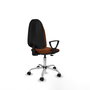 Chaise de bureau Algarra avec mécanisme Contact permanent de base, revêtue de similicuir marron. Équipée d'un piètement chromé, d'accoudoirs fixes et de roulettes en nylon de 50 mm
