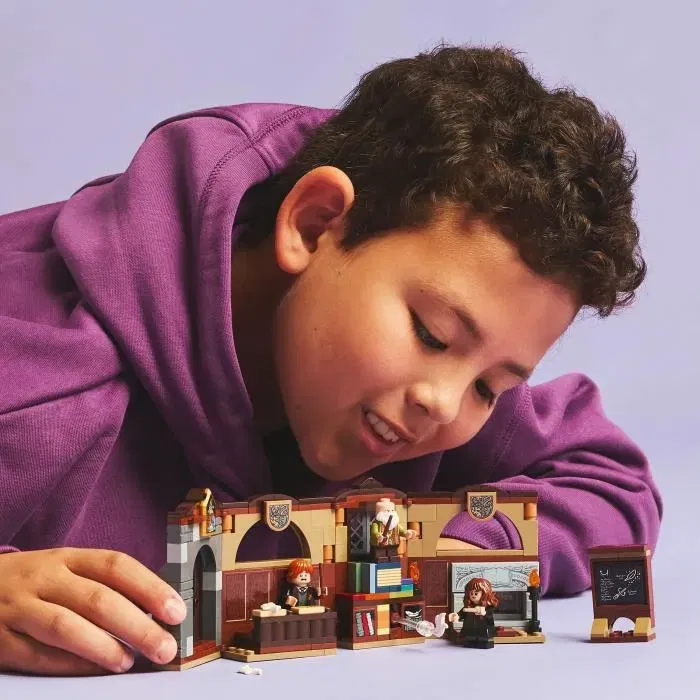 LEGO Harry Potter 76442 - Le château de Poudlard : le cours de sortilèges - Jouet collector de construction 204 pièces
