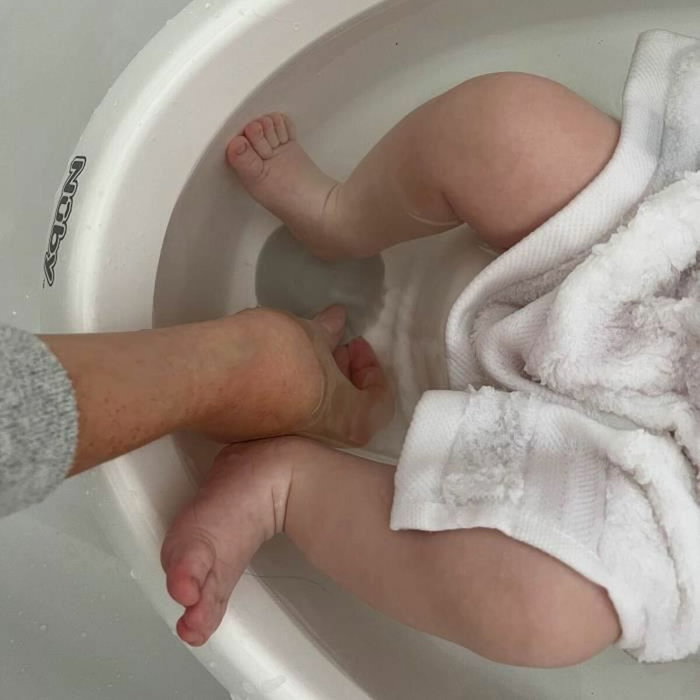 Nuby Baignoire Bébé Blanche avec Appui-tête Souple et Siège Antidérapant
