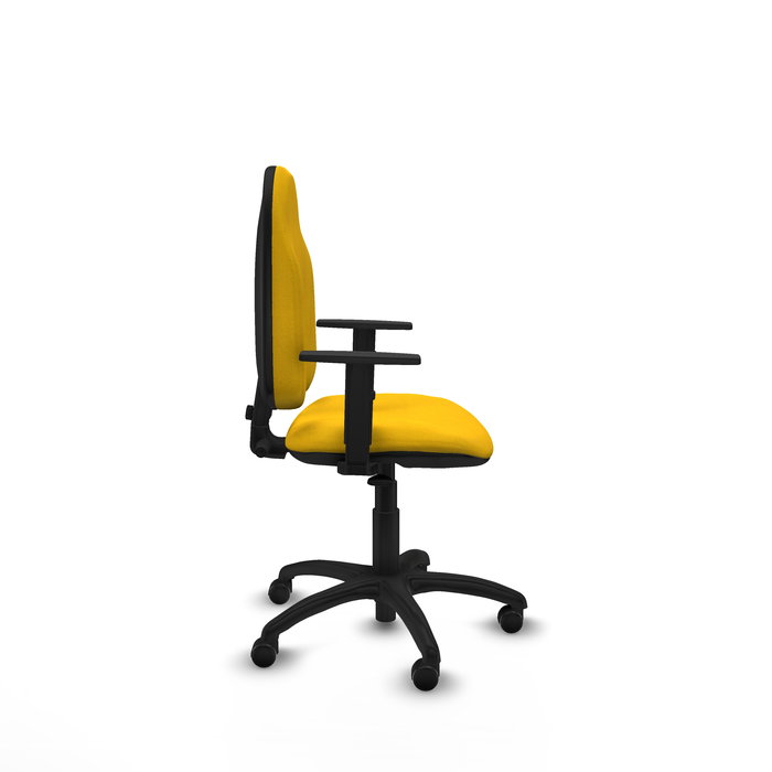 Chaise de bureau Algarra avec mécanisme de contact permanent de base, rembourrée de tissu jaune. Équipée d'une base en polyamide noir, d'accoudoirs 1D et de roulettes autobloquantes