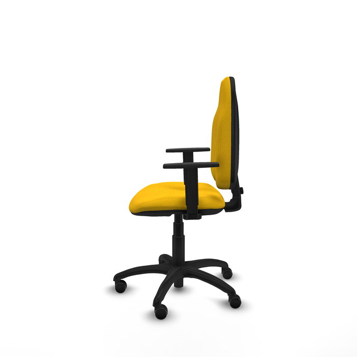 Chaise de bureau Algarra avec mécanisme de contact permanent de base, rembourrée de tissu jaune. Équipée d'une base en polyamide noir, d'accoudoirs 1D et de roulettes autobloquantes