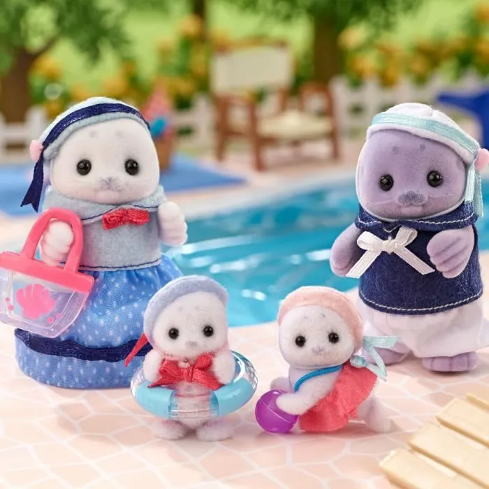 Sylvanian Families - Famille Articulée Phoque avec 4 Personnages, Sac de Plage, Bouée et Ballon, Figurines Habillées aux Vêtements Amovibles