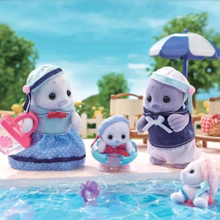 Sylvanian Families - Famille Articulée Phoque avec 4 Personnages, Sac de Plage, Bouée et Ballon, Figurines Habillées aux Vêtements Amovibles