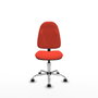 Chaise de bureau Algarra avec mécanisme de contact permanent de base, rembourrée de tissu orange foncé. Équipée d'une base chromée, sans accoudoirs et de roulettes pour parquet.