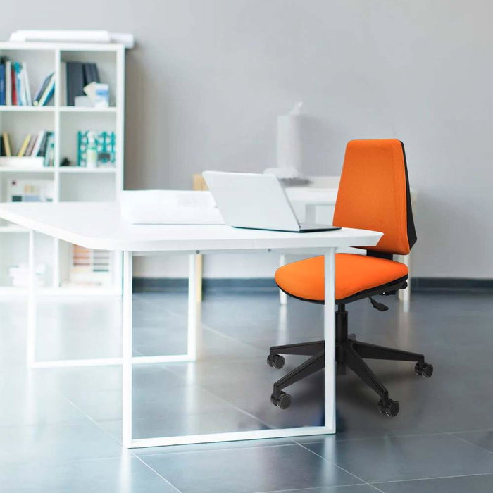 Chaise Elche Asynchrone Tissu Orange foncé Base pyramidale noire Sans accoudoirs Sans appui-tête Roulettes 65mm nylon Chaise Elche Asynchrone Tissu Orange foncé Base pyramidale noire Sans accoudoirs Sans appui-tête Roulettes 65mm nylon