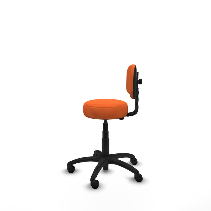 Chaise de bureau Llanos avec mécanisme Contact lama rembourrée avec tissu orange. Équipée d'une base en polyamide noir, sans accoudoirs et de roulettes en nylon de 50 mm.