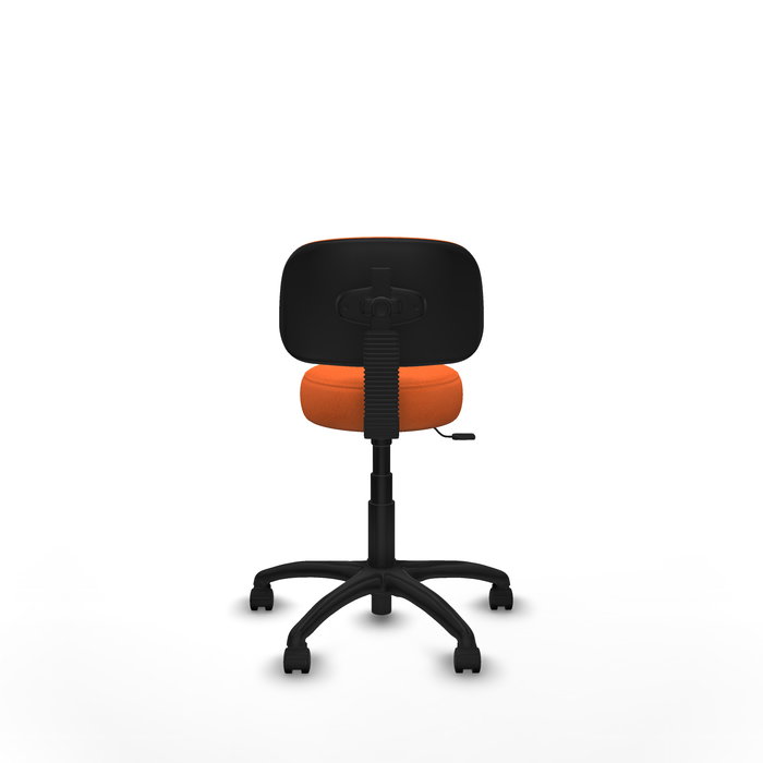 Chaise de bureau Llanos avec mécanisme Contact lama rembourrée avec tissu orange. Équipée d'une base en polyamide noir, sans accoudoirs et de roulettes en nylon de 50 mm.