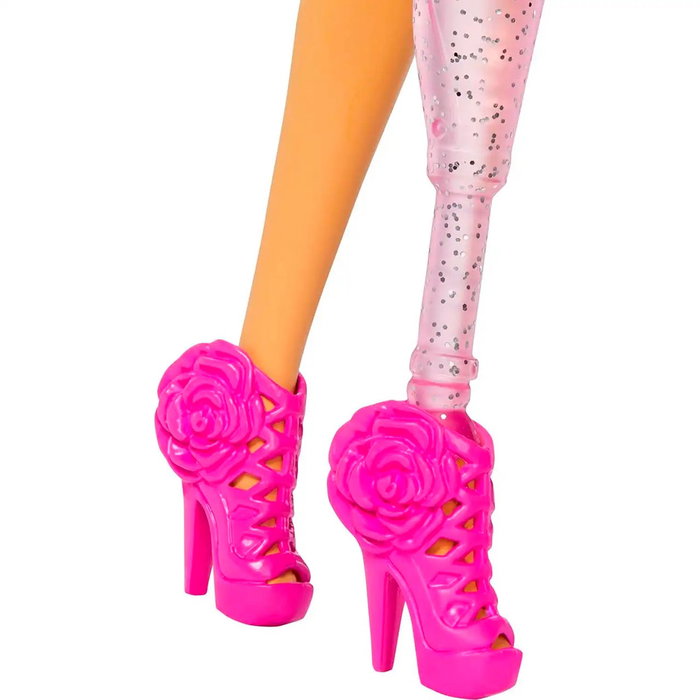 Barbie Poupée Deluxe Hyv26 Mattel avec Prothèse de Jambe Rose Articulée, Tenue Asymétrique à Franges Rose, Accessoires et Articulations Flexibles - Pour Enfants 4 Ans et Plus