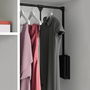 Emuca Penderie rabattable pour armoire Hang, 600 - 830, Peint en noir, Acier et Plastique.