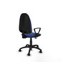 Chaise de bureau Algarra avec mécanisme de contact permanent de base, recouverte de tissu bleu marine. Équipée d'une base en polyamide noir, d'accoudoirs fixes et de roulettes pour parquet