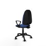 Chaise de bureau Algarra avec mécanisme de contact permanent de base, recouverte de tissu bleu marine. Équipée d'une base en polyamide noir, d'accoudoirs fixes et de roulettes pour parquet