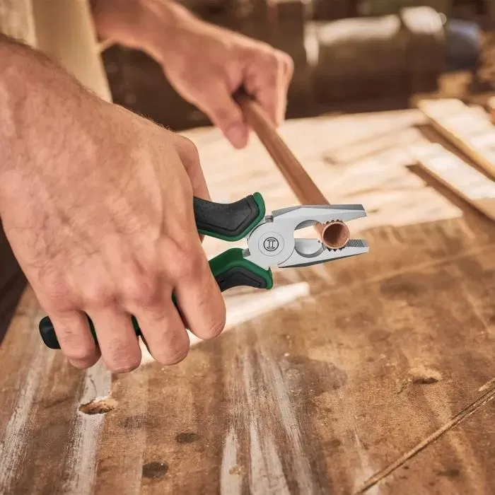 Bosch Pince à becs universelle avec zones Softgrip, en acier au carbure pour une prise en main précise et confortable Bosch Pince à becs universelle avec zones Softgrip, en acier au carbure pour une prise en main précise et confortable