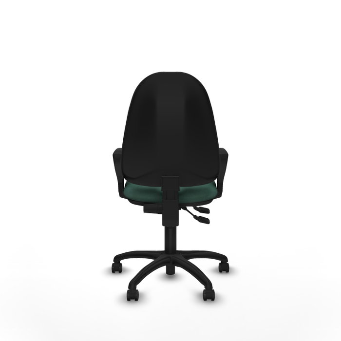 Chaise de bureau Algarra avec mécanisme de contact permanent à double poignée, recouverte de tissu vert bouteille. Équipée d'une base en polyamide noir, d'accoudoirs fixes et de roulettes autobloquantes.