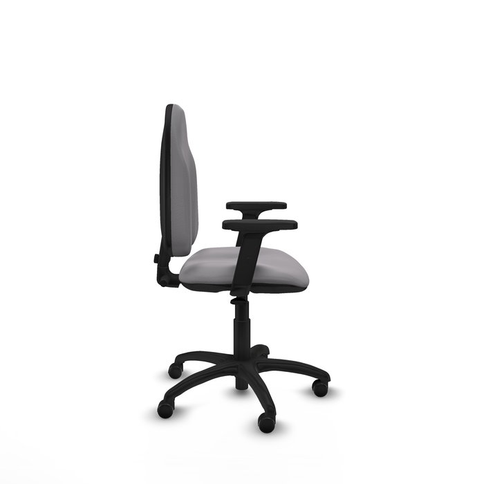 Chaise de bureau Algarra avec mécanisme Contact permanent de base, rembourrée en simili cuir gris. Équipée d'une base en polyamide noir, d'accoudoirs 2D et de roulettes autobloquantes Chaise de bureau Algarra avec mécanisme Contact permanent de base, rembourrée en simili cuir gris. Équipée d'une base en polyamide noir, d'accoudoirs 2D et de roulettes autobloquantes