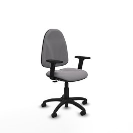 Chaise de bureau Algarra avec mécanisme Contact permanent de base, rembourrée en simili cuir gris. Équipée d'une base en polyamide noir, d'accoudoirs 2D et de roulettes autobloquantes