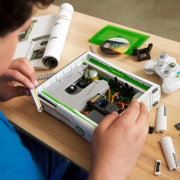 MEGA - Coffret de Construction Maquette Xbox 360 - 1342 Pièces avec Manette LED et Disque Dur Amovible - Réplique Interactive pour Adultes