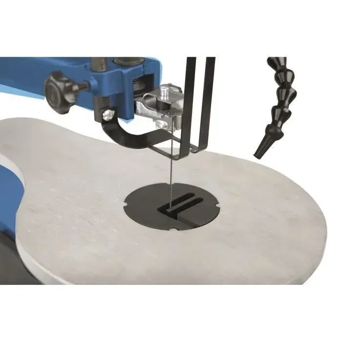 Scheppach SD1600V Scie à chantourner, Hauteur de coupe 50 mm, Profondeur 406 mm, Vitesse variable 500-1700 min-1, Table inclinable, Éclairage LED, Soufflette, Coffret