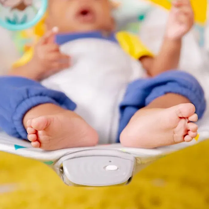 Bright Starts Transat bébé Safari Fun - 0-9 mois (9kg) avec vibrations, arche de jouets d'éveil amovibles, miroir et harnais 3 points sécurité